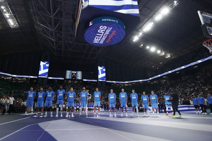 Ελλάδα – Ιταλία: Δυναμικό παρών του κόσμου στο ΟΑΚΑ, 13.500 φίλαθλοι στο πλευρό της Εθνικής