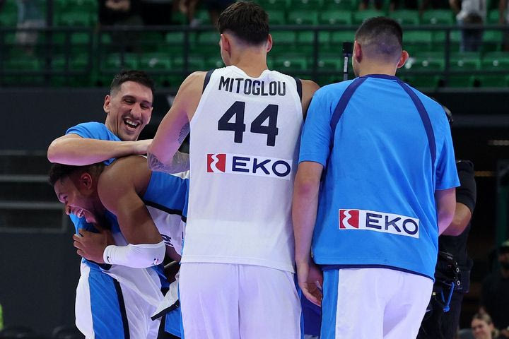 Φατούρο με νόημα από τον Λαρεντζάκη και τους παίκτες της Εθνικής στον Γιάννη Αντετοκούνμπο