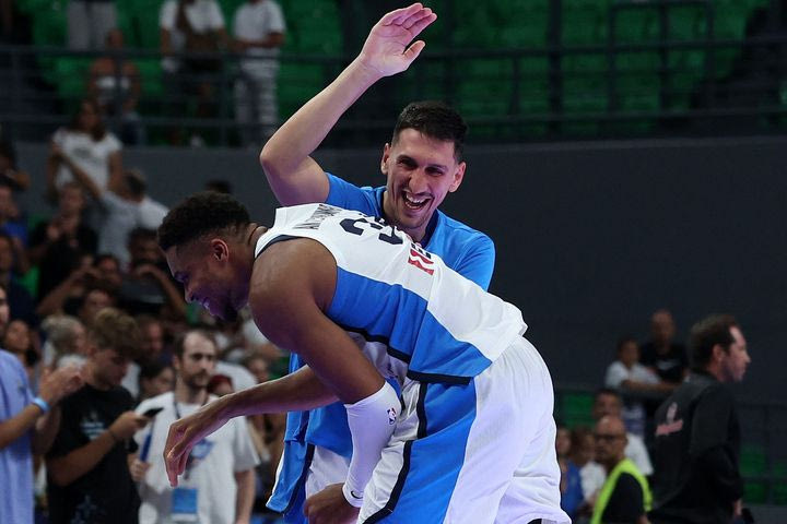 Η φοβερή φωτογραφία με τον Γιαννούλη Λαρεντζάκη να ρίχνει σφαλιάρες στον Γιάννη Αντετοκούνμπο