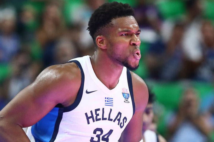 Γιάννης κερνά, η Ελλάδα πίνει