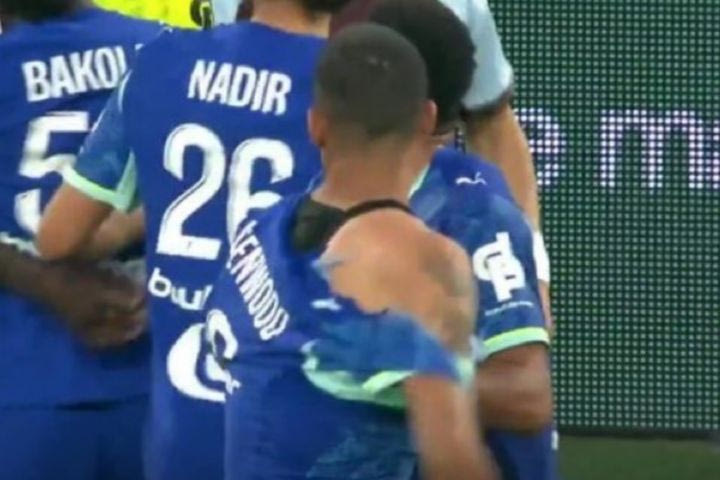 Χοντρό επεισόδιο Μινγκς – Γκρίνγουντ στο Μαρσέιγ – Άστον Βίλα με τον στόπερ των Άγγλων να τον πιάνει από τον λαιμό και να του σκίζει τη φανέλα