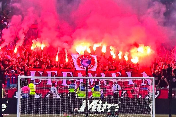 To πανό της UEFA