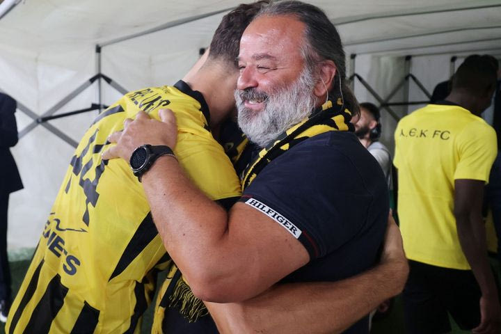 Η παρακάμερα από την πρόκριση της ΑΕΚ: Η έκρηξη στο γκολ του Γιόβιτς, οι επικές αντιδράσεις του Μάριου Ηλιόπουλου και η μεγάλη αγκαλιά σε όλους στο τέλος