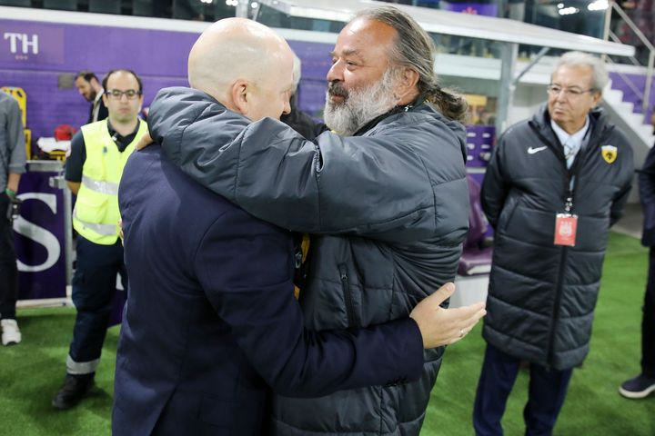 Η θερμή αγκαλιά του Μάριου Ηλιόπουλου με τον Μάρκο Νίκολιτς μετά την ισοπαλία της ΑΕΚ στις Βρυξέλλες