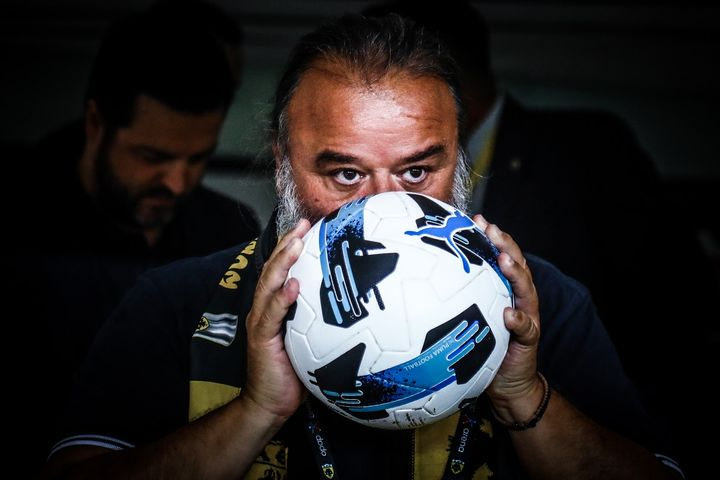 ΑΕΚ: Το φιλί του Ηλιόπουλου στην μπάλα του αγώνα και το πάρτι πρόκρισης των κιτρινόμαυρων στο χορτάρι και τα αποδυτήρια