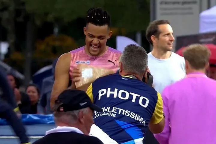 Ο Καραλής πήρε κομμάτι από ελβετικό τυρί, ως αναμνηστικό για τη συμμετοχή του στο Diamond League