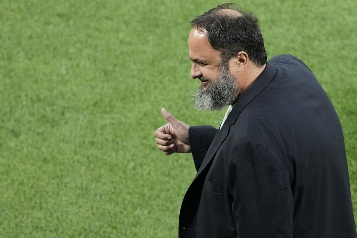 Νότιγχαμ: Οι υψωμένες γροθιές του Βαγγέλη Μαρινάκη στο Σίτι Γκράουντ έπειτα από τη νίκη επί της Πόρτο