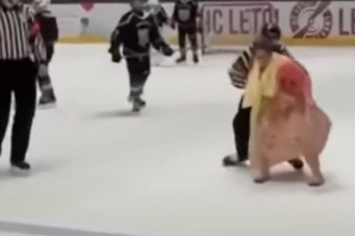Μητέρα εισβάλλει σε αγώνα χόκεϊ στην Πράγα για να υπερασπιστεί τον γιο της