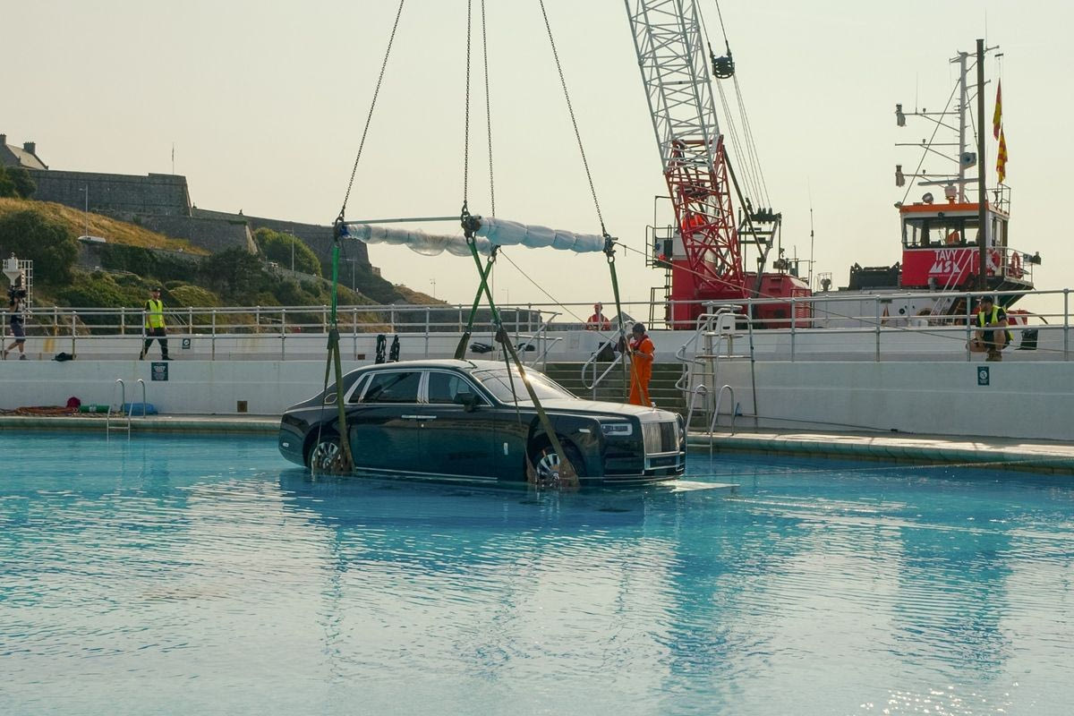 VIDEO: Μια Phantom στην πισίνα- Η Rolls-Royce γιορτάζει τα 100 χρόνια ιστορίας του μοντέλου