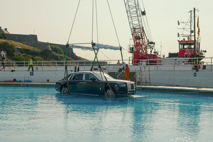 VIDEO: Μια Phantom στην πισίνα- Η Rolls-Royce γιορτάζει τα 100 χρόνια ιστορίας του μοντέλου