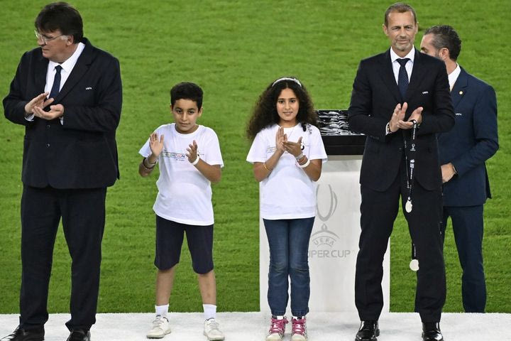 Παρί Σεν Ζερμέν – Τότεναμ: Δύο παιδιά από την Παλαιστίνη συμμετείχαν στην απονομή των μεταλλίων στο UEFA Super Cup