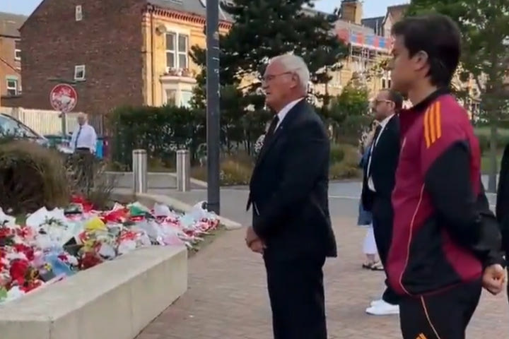 Λίβερπουλ: Ρανιέρι και Ντιμπάλα επισκέφτηκαν το μνημείο του Ζότα για να αποτίσουν φόρο τιμής