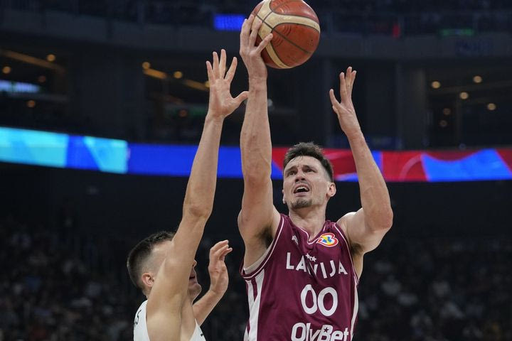 Eurobasket 2025: Ο Ρόντιονς Κούρουτς εγκατέλειψε την προετοιμασία της Λετονίας με πρόβλημα τραυματισμού