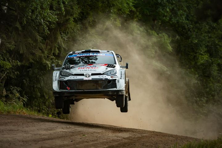 Ολική επαναφορά του Ροβάνπερα την πρώτη μέρα του βροχερού Ράλι Φινλανδίας