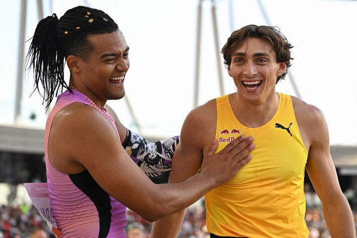 Παγκόσμιο ρεκόρ: VIDEO με το νέο εξωγήινο άλμα του Ντουπλάντις και την αγκαλιά του Καραλή