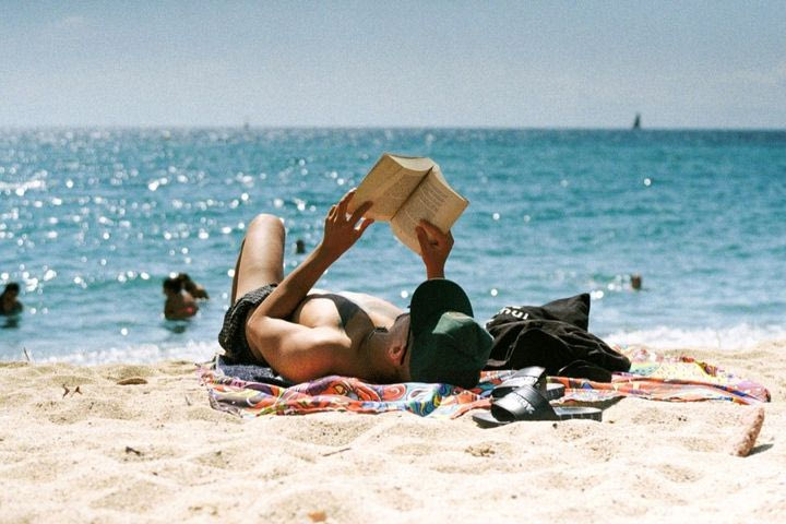 Από το γήπεδο στην ξαπλώστρα: Βιβλία που θα σου κρατήσουν συντροφιά όσο περιμένεις το επόμενο ματς!