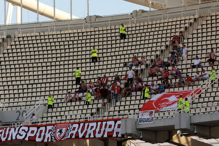Σπάνια εικόνα: Οι φίλαθλοι της Σαμσουνσπόρ μάζεψαν τα σκουπίδια τους στο ΟΑΚΑ μετά το ματς με τον Παναθηναϊκό