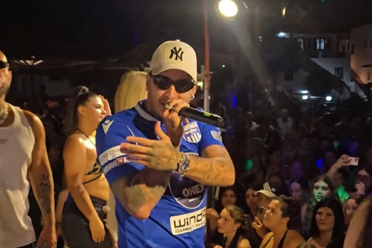 Ο MC Daddy με φανέλα Ελλάς Σύρου