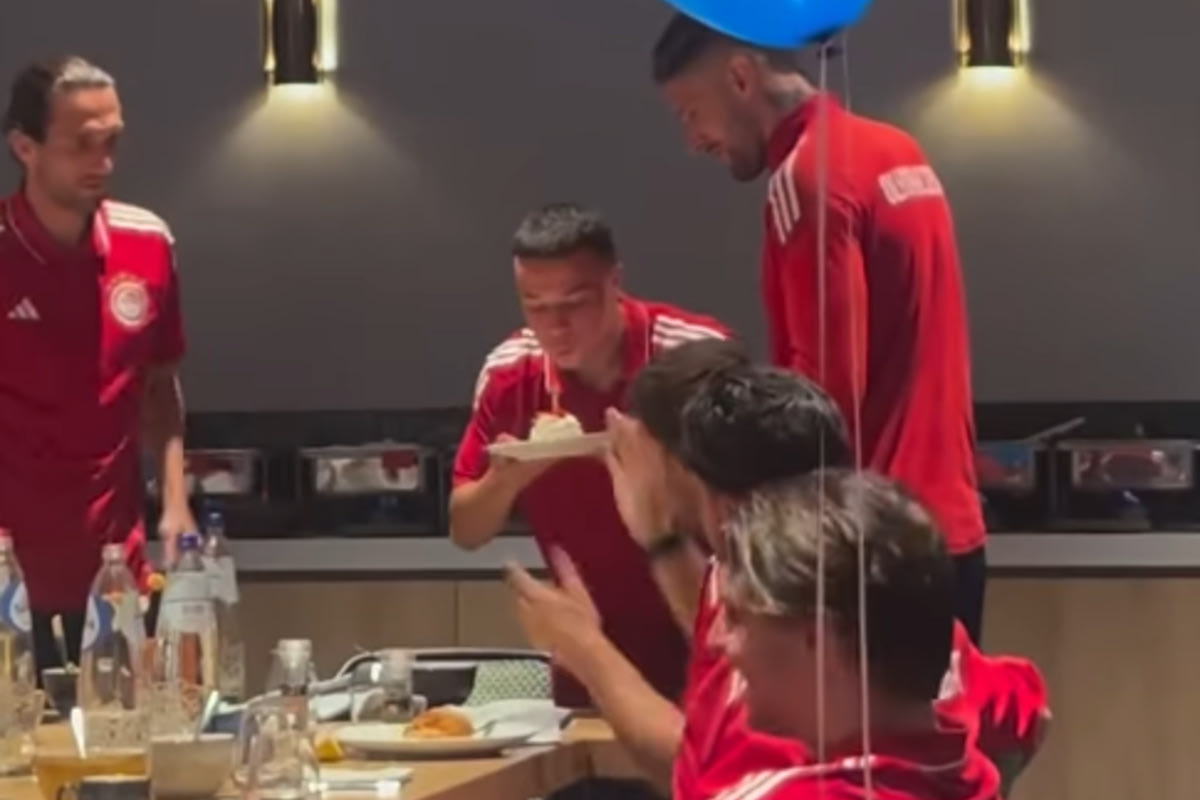 O Σταύρος Πνευμονίδης σβήνει κεράκι για τα γενέθλιά του