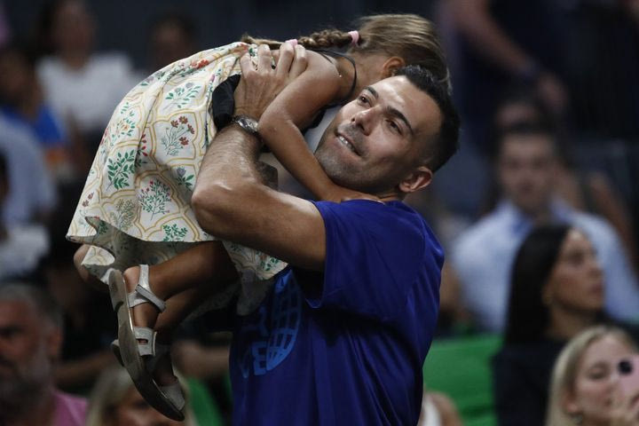 Ελλάδα – Ιταλία: Όμορφο στιγμιότυπο με τον Κώστα Σλούκα και την κόρη του στο ΟΑΚΑ