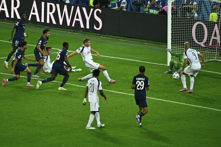 Ο Σεβαλιέ έκανε την απόκρουση του τελικού, όμως ο Φαν ντε Φεν με κοντινή προβολή έκανε το 1-0 για την Τότεναμ επί της Παρί