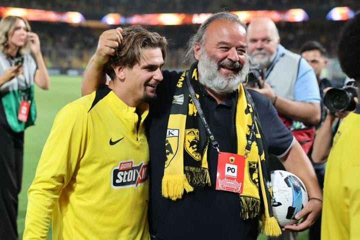 ΑΕΚ: Πανευτυχής ο Μάριος Ηλιόπουλος, κατέβηκε στο γήπεδο και πήρε την μπάλα του αγώνα κόντρα στην Άντερλεχτ