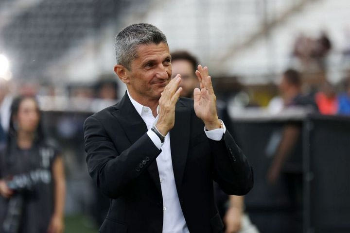 Αποθεώθηκε και ο Ραζβάν Λουτσέσκου κατά την είσοδό του στον αγωνιστικό χώρο της Τούμπας