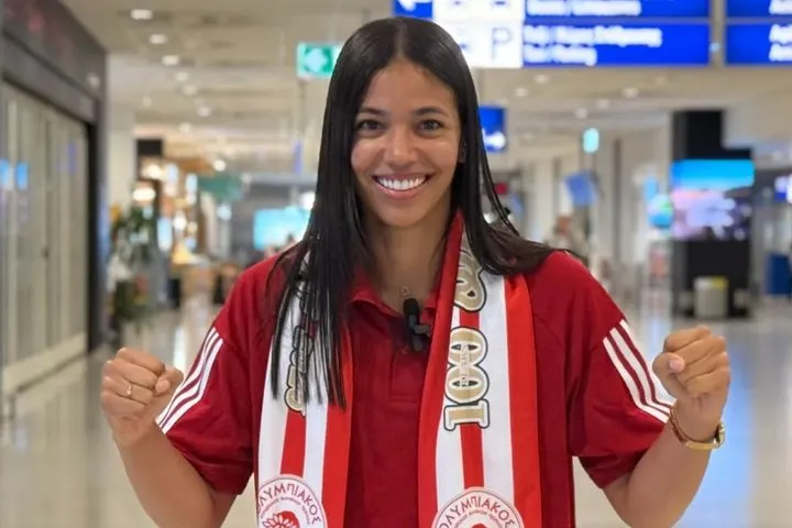 Ολυμπιακός: Η Αμάντα Κονέο έφτασε στην Ελλάδα για λογαριασμό των ερυθρόλευκων