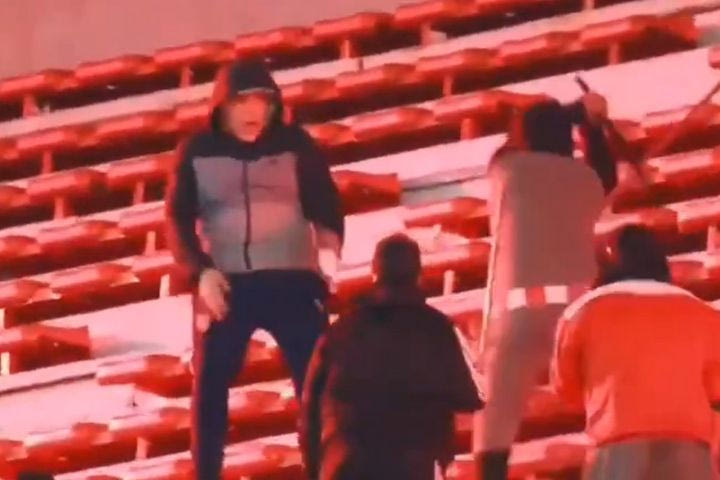 Τυφλή βία: Τρομακτικό VIDEO, φίλος της Ιντεπεντιέντε έδειχνε το σήμα της ομάδας στη φόρμα του για να σταματήσουν να τον χτυπούν συνοπαδοί του