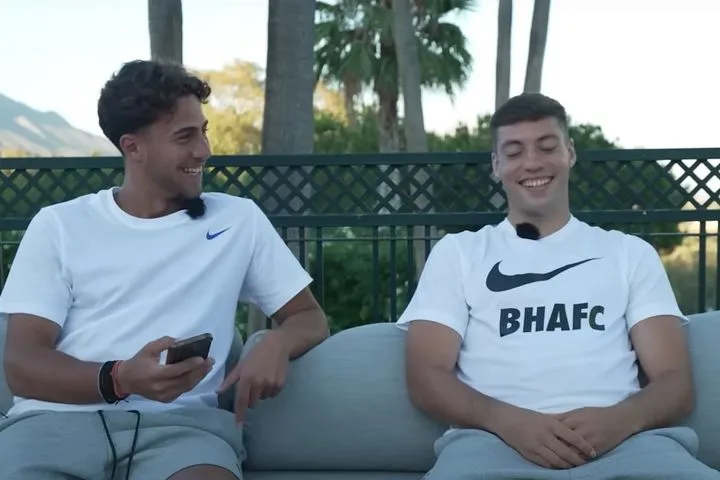 Έλληνες εξωτερικού: Κωστούλας και Τζίμας στην αποστολή της Μπράιτον για το ματς κόντρα στην Όξφορντ Γιουνάιτεντ