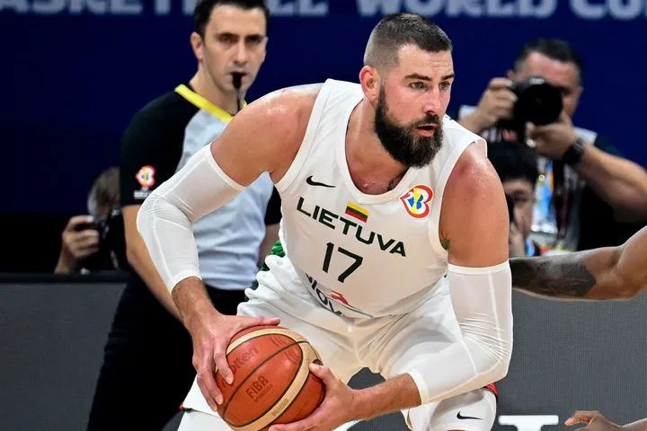 Σαμπόνις για Βαλαντσιούνας: “Στενάχωρο να βλέπεις έναν φίλο να φεύγει, πήγε σε μια κορυφαία ομάδα, θέλει μόνο να κερδίσει”