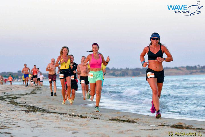 WAVE running: Ετσι πρέπει να είναι οι αγώνες το καλοκαίρι με τρέξιμο πλάι στο κύμα και beach party