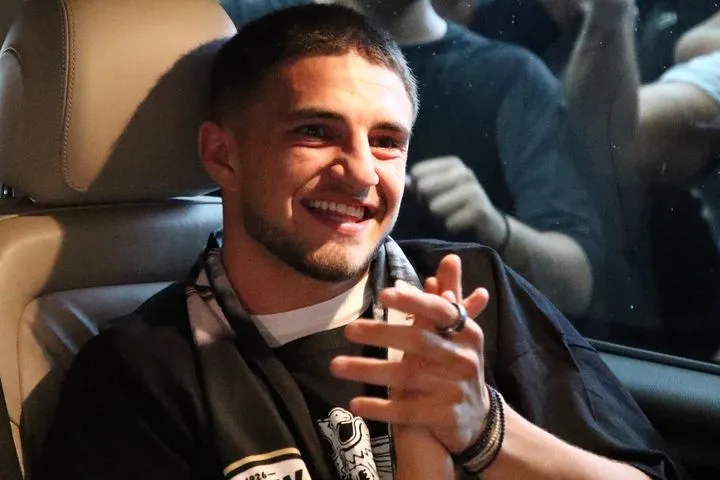 Οι υπογραφές με τον Ζαφείρη και το επικό VIDEO με Ζαφείρη Μελά