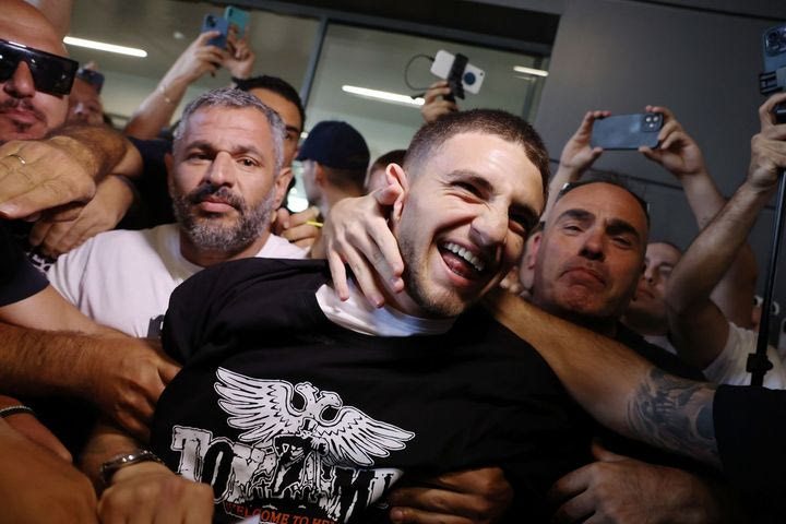 ΠΑΟΚ, μεταγραφές: Παροξυσμός στο αεροδρόμιο “Μακεδονία” για τον Ζαφείρη, εκατοντάδες ασπρόμαυροι στην υποδοχή
