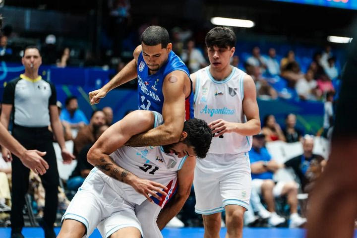 “Καμπάνες” από τη FIBA για όσα έγιναν μετά το Αργεντινή – Δομινικανή Δημοκρατία: Αποκλεισμοί και πρόστιμα σε επτά παίκτες και έναν προπονητή