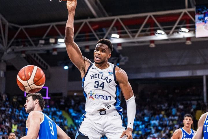 EuroBasket 2025, Ελλάδα – Ιταλία 75-66: Το πρώτο βήμα από τα εννιά έγινε με σούπερ Αντετοκούνμπο και άμυνα γρανίτη
