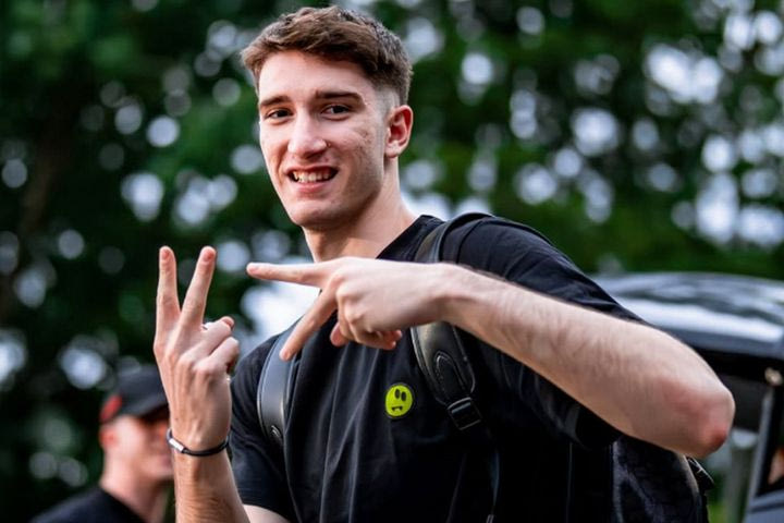 Στις ΗΠΑ ο Αβδάλας, με ελληνική σημαία και με την οικογένειά του