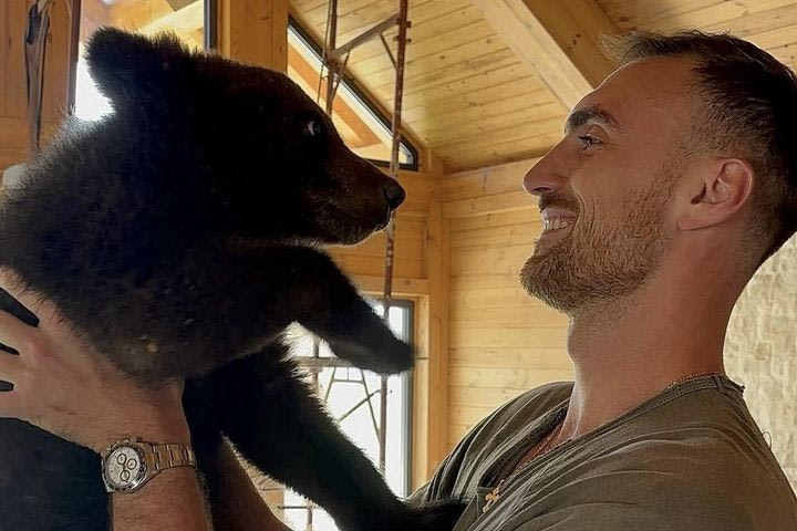Αγκαλιές και παιχνίδια του Μιλουτίνοβ με αρκουδάκι, αποκάλυψε απίθανες φωτογραφίες και VIDEO στο Instagram