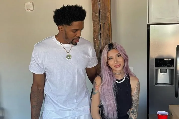 Ολυμπιακός: Η Μπέριλ ΜακΚίσικ προσπάθησε να μάθει ελληνικές λέξεις με δάσκαλο τον 4χρονο γιο της