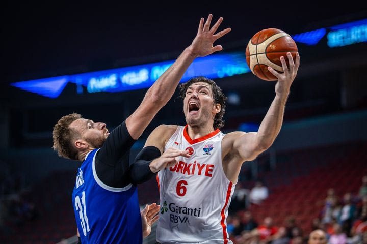 Ο Τσέντι Όσμαν με τη φανέλα της Τουρκίας