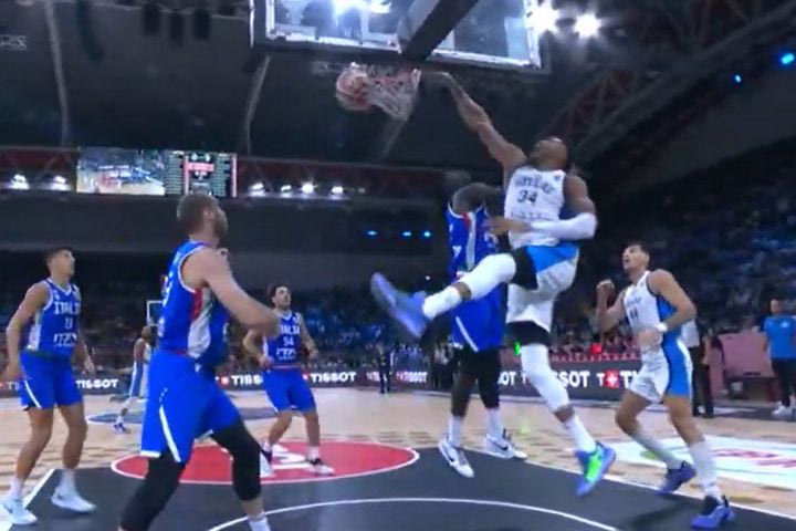 EuroBasket 2025, Ελλάδα – Ιταλία: Ο Γιάννης Αντετοκούνμπο έδειξε τις διαθέσεις του με εκρηκτικό κάρφωμα στα 90″ της πρεμιέρας