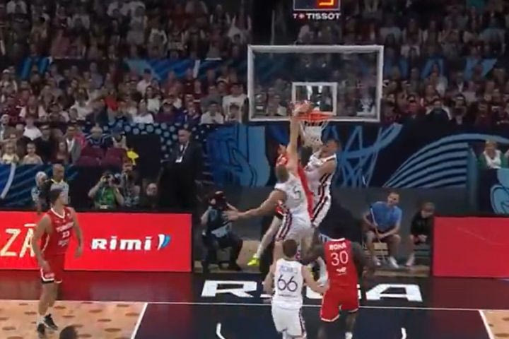 EuroBasket 2025, Λετονία – Τουρκία: Διαστημικό κάρφωμα του Χαζέρ, που έκανε poster τον Πορζίνγκις και τον Μέγιερις
