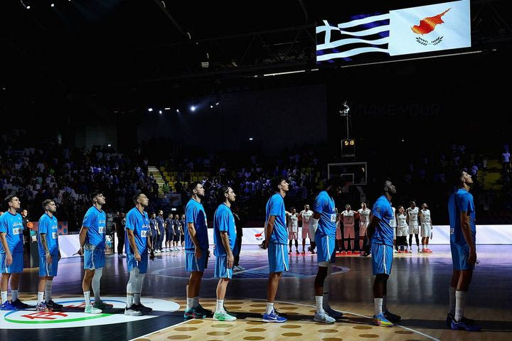 Κύπρος – Ελλάδα: Συγκλονιστική και ιστορική στιγμή, με τον κοινό εθνικό ύμνο σε LIVE εκτέλεση στο “Σπύρος Κυπριανού”