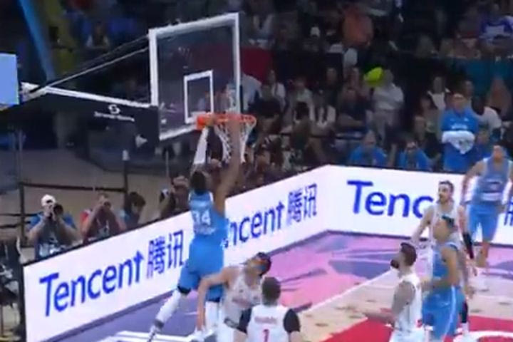 EuroBasket 2025: Ο Σλούκας ύψωσε και ο Γιάννης Αντετοκούνμπο κάρφωσε με δύναμη στο καλάθι της Γεωργίας