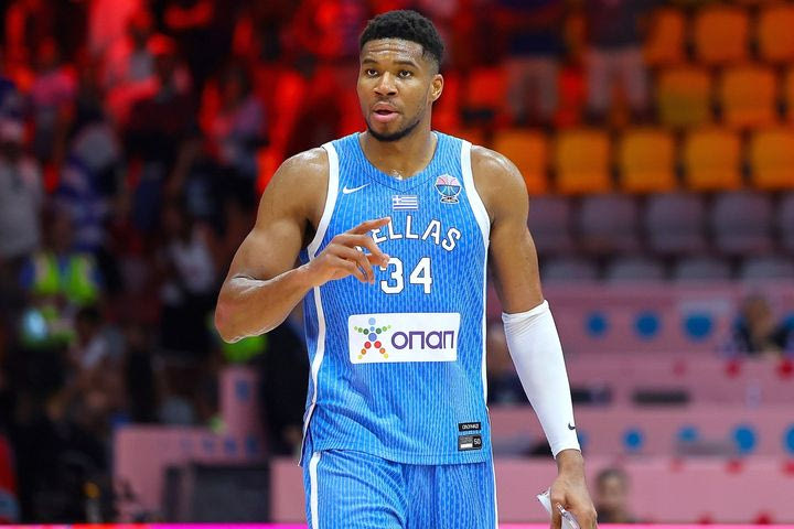 EuroBasket 2025, Ελλάδα – Βοσνία: Πρόβλημα στο γόνατο ο Γιάννης Αντετοκούνμπο, εκτός και ο Γιαννούλης Λαρεντζάκης