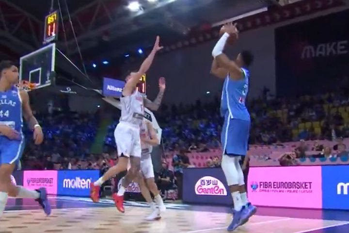 Γεωργία – Ελλάδα: Ο Γιάννης Αντετοκούνμπο έβαλε και τρίποντο, το πρώτο του στο EuroBasket 2025, υπόκλιση από τη FIBA
