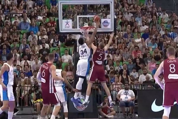 Ελλάδα – Λετονία: Αγριεμένος Γιάννης Αντετοκούνμπο, “έσβησε” τα φώτα με τάπα στα 9″ και απογειώθηκε για δεύτερη τάπα στο 2′