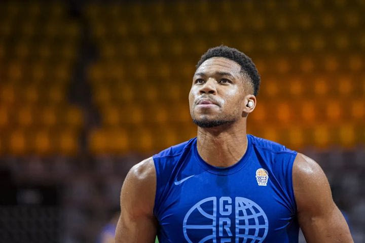 EuroBasket 2025, Ελλάδα – Ιταλία: Ενθουσιασμός από τον κόσμο και αποθεωτική υποδοχή των παικτών της Εθνικής στο παρκέ πριν από το τζάμπολ