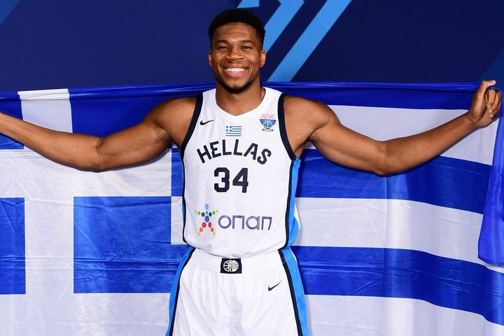 Ο Γιάννης Αντετοκούνμπο, η ελληνική σημαία και το μάτι