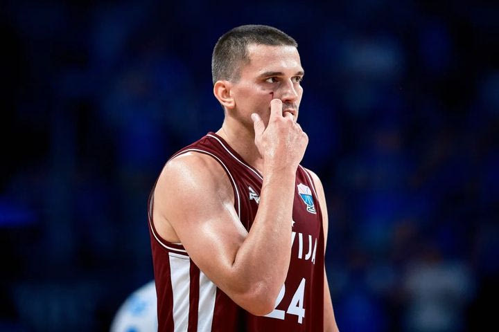 EuroBasket 2025: Πλήγμα για την Λετονία, χάνει τη συνέχεια του τουρνουά ο Γκραζούλις